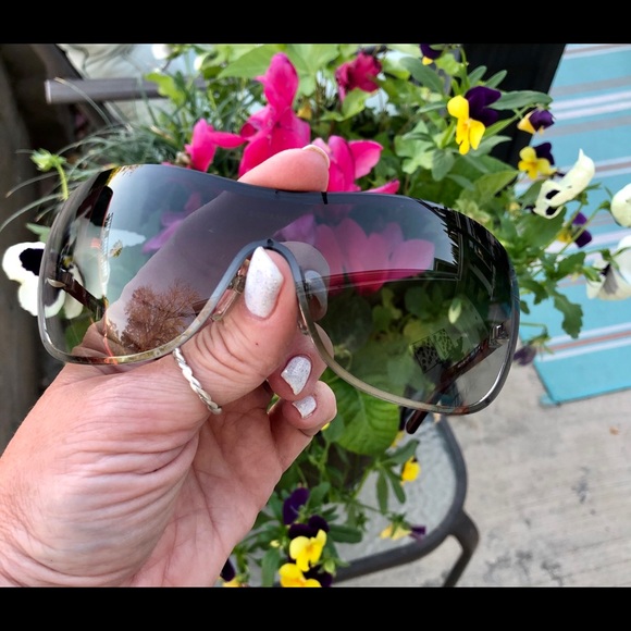 CHANEL pearl sunglasses with quilted case - Picture 6 of 8